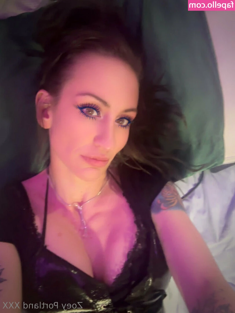 zoeyportlandstar - Did you have a good day baby? No? Well let me fix that 😘