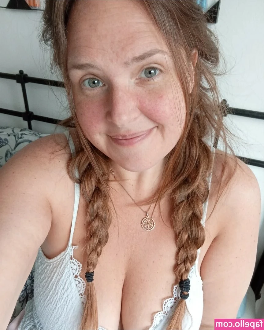 evelynhamilton_sweden [ evelynhamilton-sweden ] - Let’s unlock part 3 of this facial ab*se, playtime with my partner!