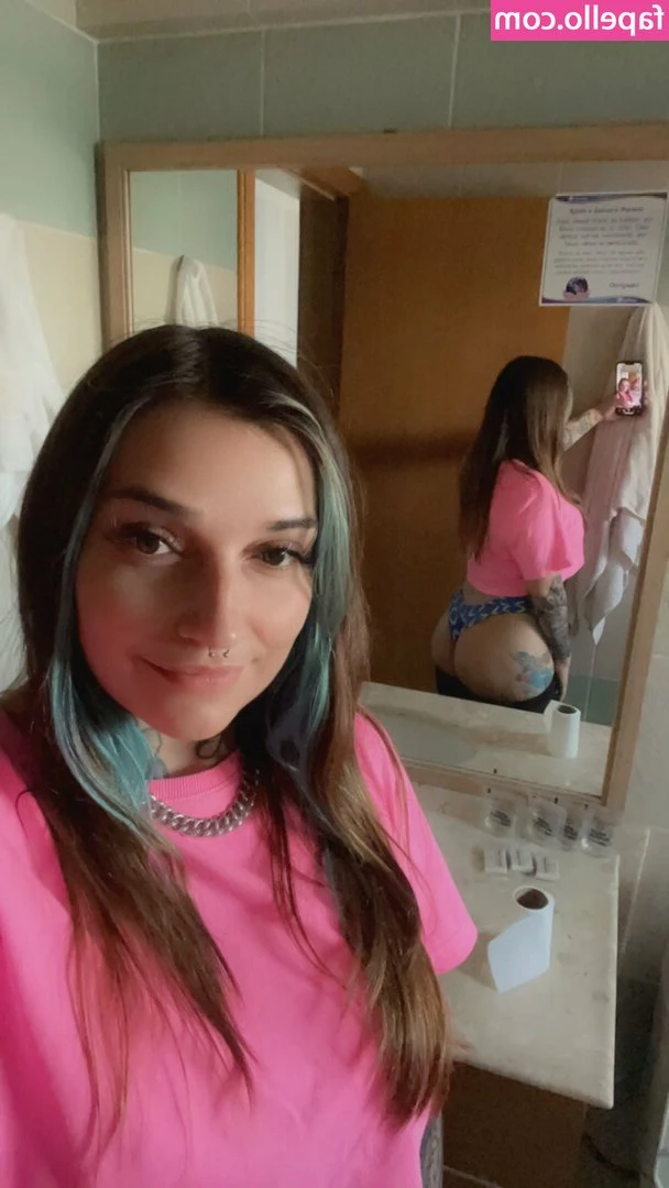 Aninha Buss [ aninha-buss ] - The lip hanging out lololol 🤪