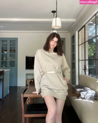 Alexandra Daddario [ alexandra-daddario ] - Tengo un video bien rico de mis tetas te lo paso por privado