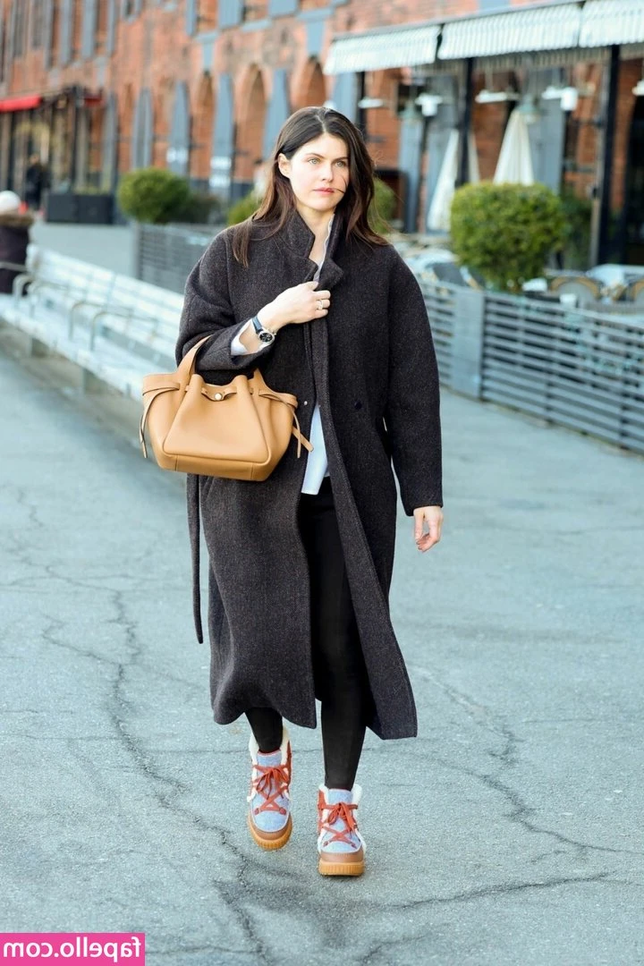 Alexandra Daddario [ alexandra-daddario ] - How’s your weekend babe?