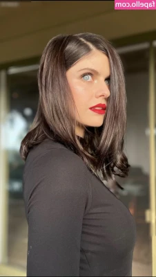 Alexandra Daddario [ alexandra-daddario ] - Roses are red. Violets are fine. I’ll be the 6, you be the 9 ♥️