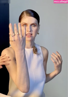 Alexandra Daddario [ alexandra-daddario ] - Quien me da un masaje 😘😘