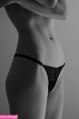 Vanille Barres [ vanille-barres ] - like a moth to a flame