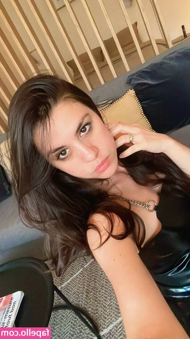 cuban_mistresss [ cuban-mistresss ] - Oh hey 👋 gotta pop a titty