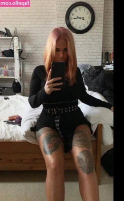 Sophie Henson [ sophie-henson ] - New Years resolution: take more booty pics 😂