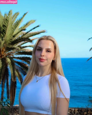 Lucia Leona [ lucia-leona ] - a nice day to play with toys    the rest of the video   it s