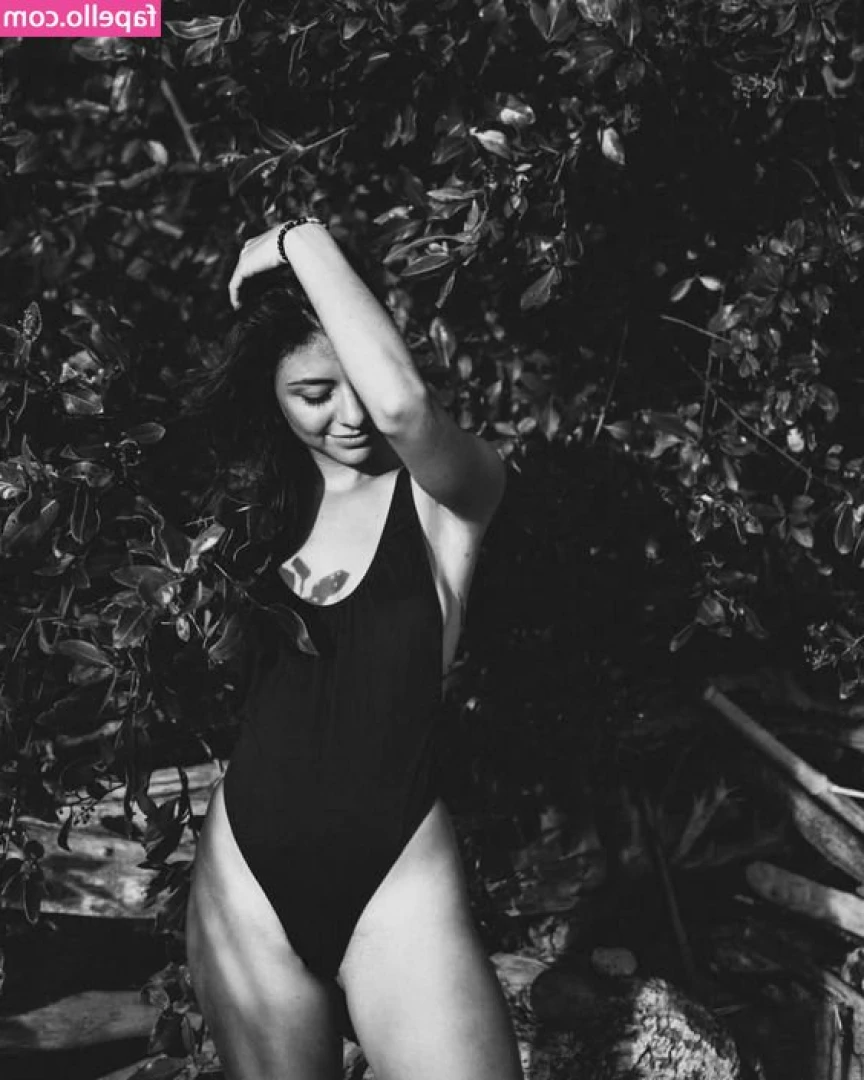 Manuela Velez [ manuela-velez ] - can't hide this thing