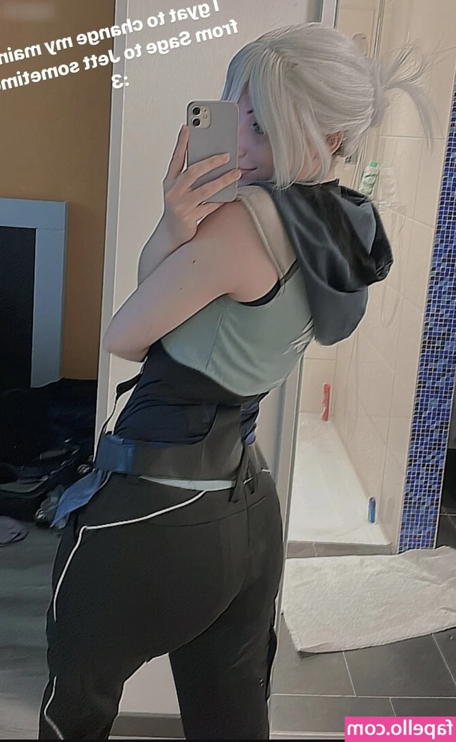 its_hxneybee [ its-hxneybee ] - Do you think he's going to cry as I fuck his boss? 🔒
