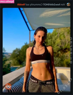 How2Shirli - Here’s meeee no makeup, fresh out of a bath where I shave my whole