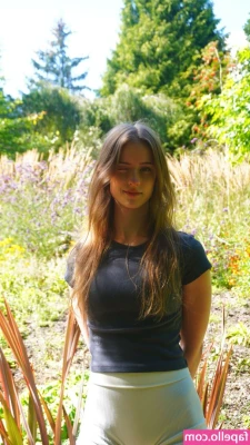 mira.004 [ mira-004 ] - Today my office in Mexico has the best lighting, weather & dress