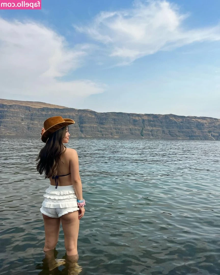 Karis Trophe [ karis-trophe ] - Stripping to nothing for you!🥵