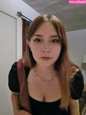Whoslares - Lick my pussy and make this kitty purr 😏