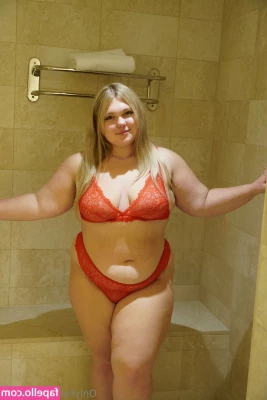 lxves [ lxves-2 ] - After a busy morning  I took a shower and now I m relaxing in my
