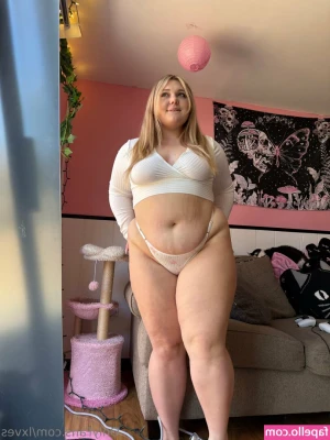 lxves [ lxves-2 ] - whos booty you eating first? 😋 @peach-cream