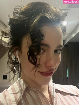 Margaret Qualley [ margaret-qualley-1 ] - I love traveling :) 🏝️