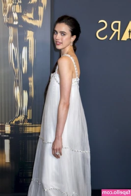 Margaret Qualley [ margaret-qualley-1 ] - Backing up on it