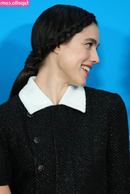 Margaret Qualley [ margaret-qualley-1 ] - • Puppy Girl •  J'utilise mon nouveau gode chien que je trouve