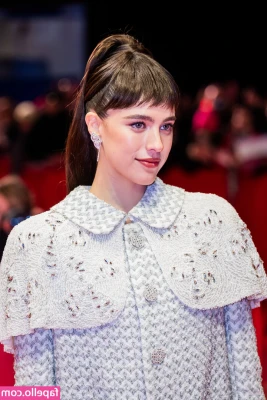 Margaret Qualley [ margaret-qualley-1 ] - Here's a little strip tease to help you and Daddy through your Monday