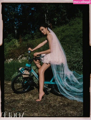 Margaret Qualley [ margaret-qualley-1 ] - Another quick outdoor play video, this one soft to hard with cumshot!