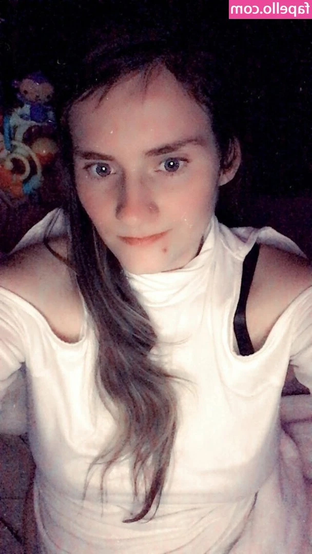 Luna_Da_Mew [ luna-da-mew ] - strech my legs and hip🥰