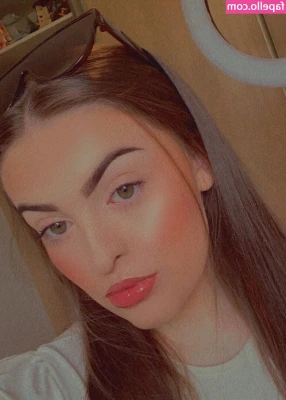 Leah Treanor [ leah-treanor ] - Baby oil makes everything so sexy 🤤💦
