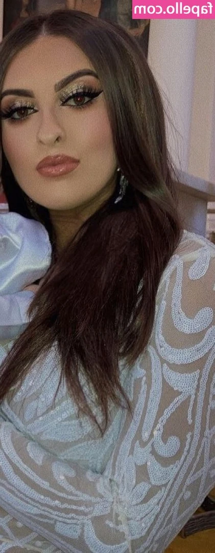 Leah Treanor [ leah-treanor ] - Looking at my cleavage… AGAIN? Perv! Wait until your wife finds out