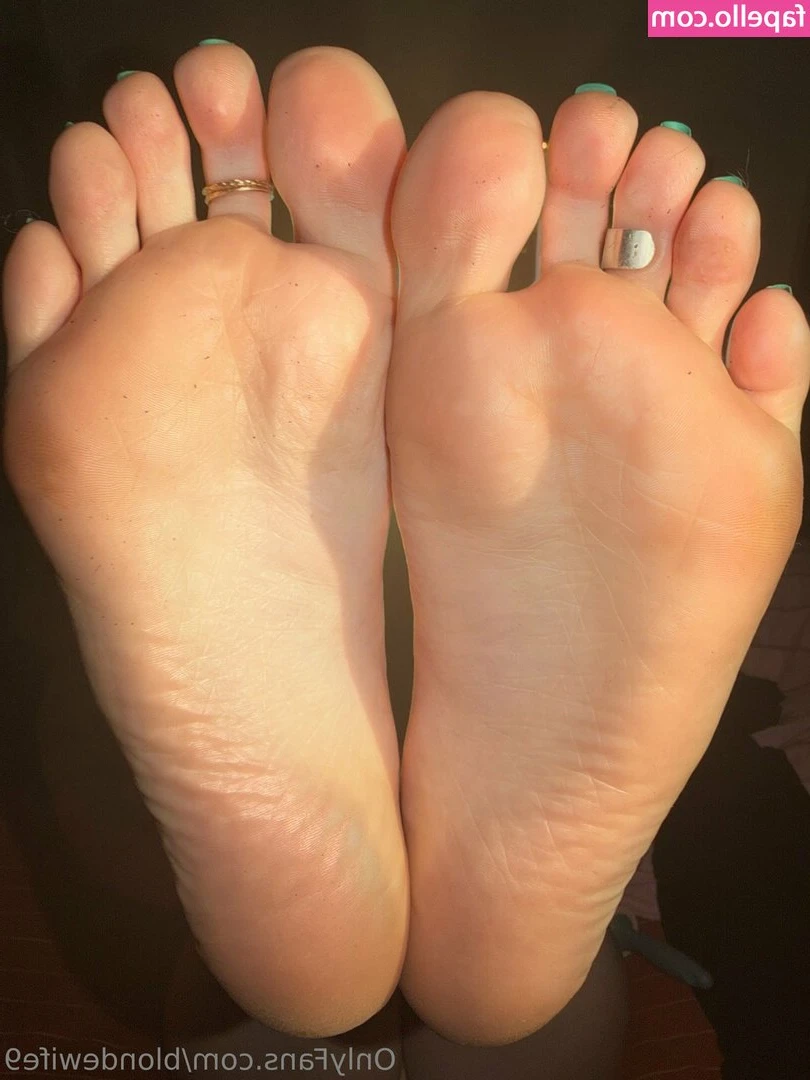 blondewife9 - Just a short little touch with my nylon feet 🍆💦