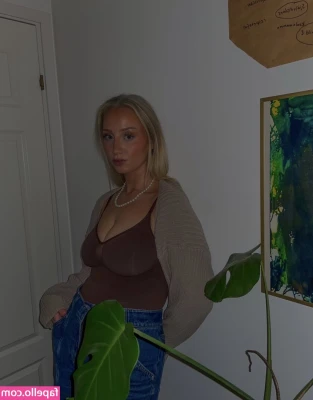 Tea Hemberg [ tea-hemberg ] - Booty and soles 🤯 booty is looking mighty phat 👀