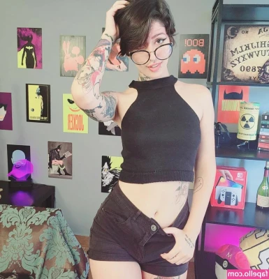 babe_wolf [ babe-wolf ] - I'm back from my workout and honestly, I'm hungry to the point of