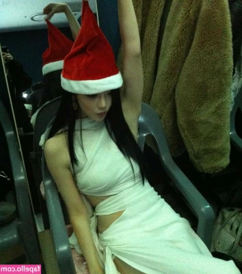 Ningning (æspa [ ningning-aespa ] - My chest veins look so prominent today... care to trace them with