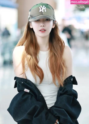 Ningning (æspa [ ningning-aespa ] - I dont like these pics lol. 😒
