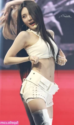 Ningning (æspa [ ningning-aespa ] - Do I look like a snack from the back