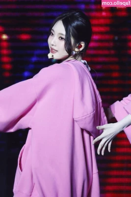 Ningning (æspa [ ningning-aespa ] - Eat it from the back