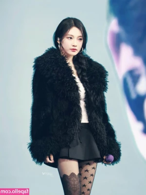 Ningning (æspa [ ningning-aespa ] - Wearing Nike out and about for the person who purchased them from my