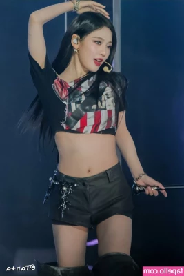 Ningning (æspa [ ningning-aespa ] - Let me give you that red light special 😏💋