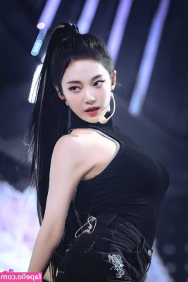 Ningning (æspa [ ningning-aespa ] - Would you keep them on or take them off