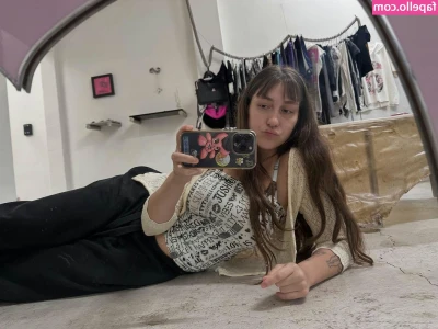 cammimu - This pic just needed it’s own post 🥵🦶🏼