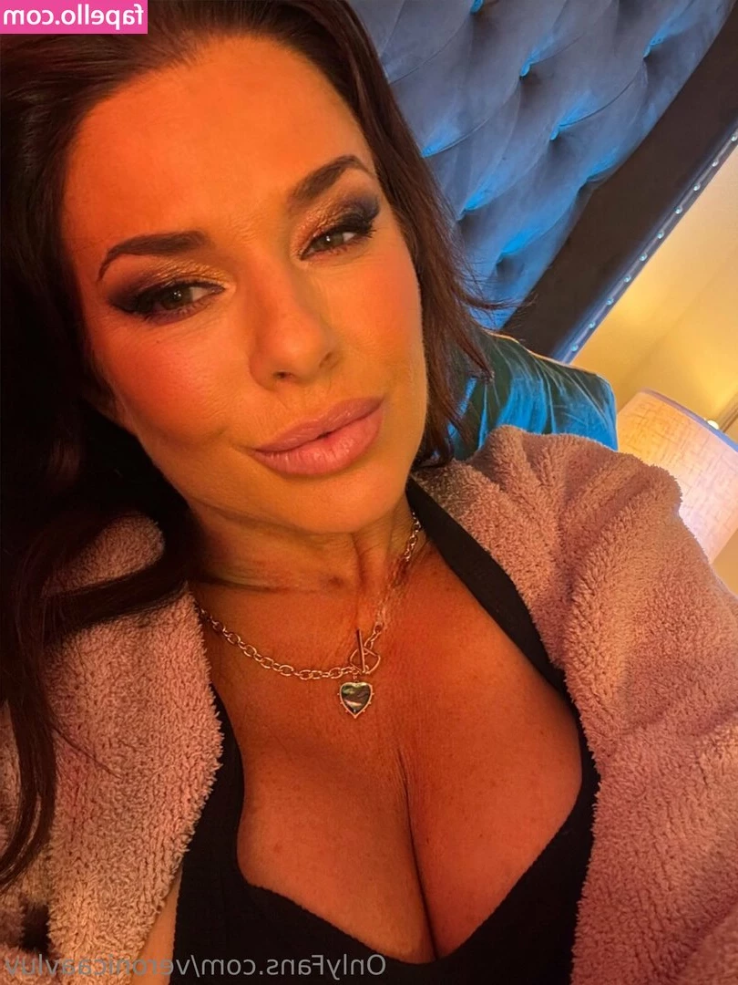 veronicaavluv - 1 or 2? 😈