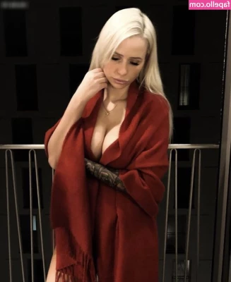 Carina Spack [ carina-spack ] - BTS post facial clean up 😜