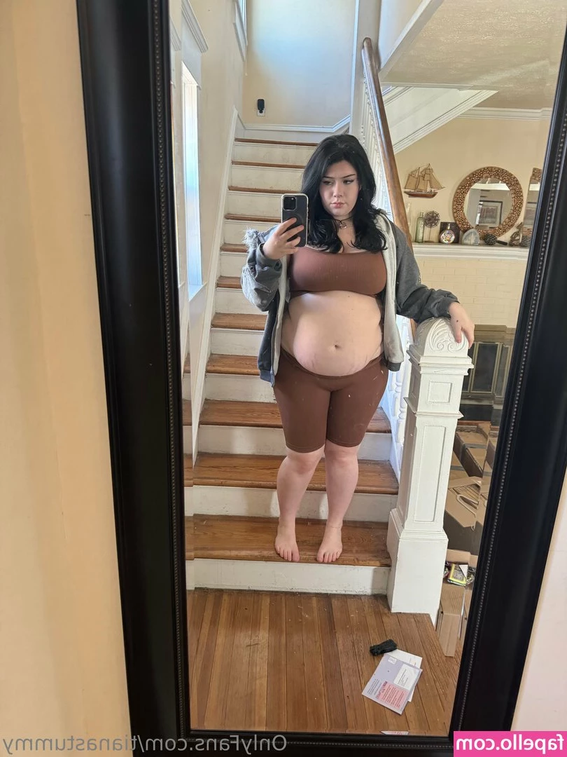 tianastummy [ tianastummy-13 ] - She love playing with her hairy pussy and making it squirt