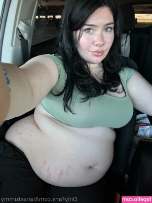 tianastummy [ tianastummy-13 ] - We take getaway trips so we can walk around naked 🤫