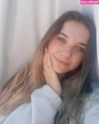 Magic Mandofox [ magic-mandofox ] - Naked and showing off in my room 😇😏