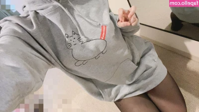 Minori Natsume [ minori-natsume ] - We love a topless mirror selfie. Isn’t my new case so cute!! 🐄