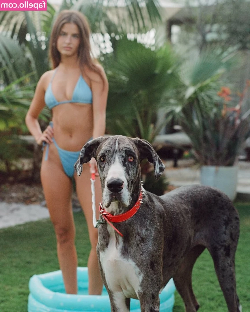 Steph Mandich [ steph-mandich ] - Take a bite of the peach? Or lick me like a lollypop and make me moan?