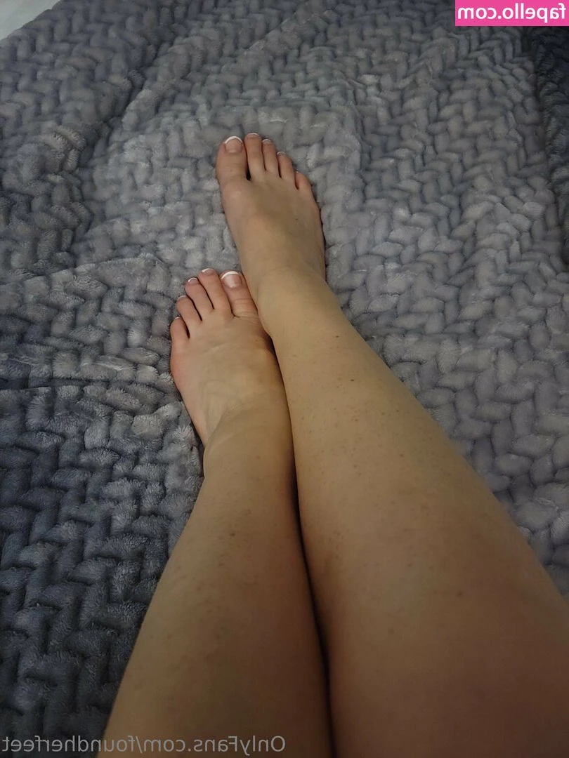 foundherfeet - HEY this is my first post  I will gradually raise Hot    HOLI  este