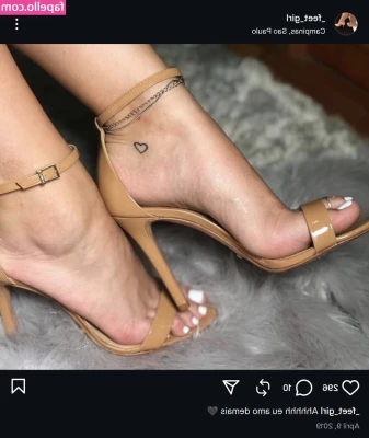 _feet_girl [ feet-girl ] - Going to the lake today hopefully! 🌊   Shall I make content or