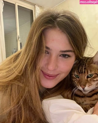 Chiara Gariboldi [ chiara-gariboldi ] - I’m in love with daddy’s cock 🥺 look how pretty it is as it