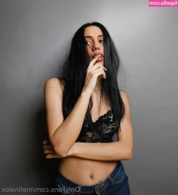 Melina Lox [ melinalox ] - Shaking  and Squatting  and Stretching in my tight flexible leggings part 1