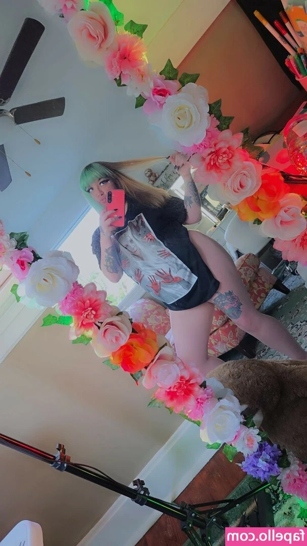 SugarBeanxo - Pinching and playing with my nipples...making them hard for daddy😘